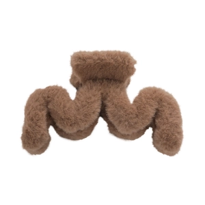 Pince à cheveux en fausse fourrure marron avec texture pelucheuse et grand design ondulé
