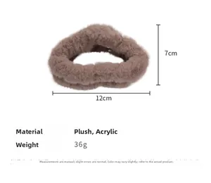 Vue détaillée de la pince à cheveux en peluche marron montrant la taille de 12cm