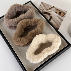 Lot de trois grandes pinces à cheveux en peluche tons café et beige pour femme