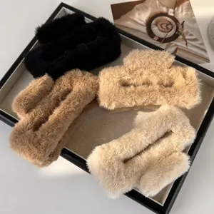 Lot de grandes pinces à cheveux en fausse fourrure douce en noir, marron, beige et crème
