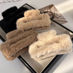 Pinces à cheveux en peluche carrées en noir, crème et caramel pour coiffures d'hiver