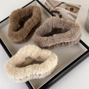 Trois pinces à cheveux en fausse fourrure pelucheuse marron, taupe et beige hiver