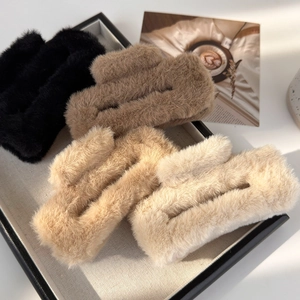 Lot de quatre pinces à cheveux en peluche rectangulaires noires, brunes et crème
