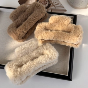 Lot de trois pinces à cheveux en fausse fourrure marron, kaki et crème pour cheveux épais