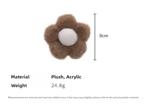 Détail de la pince à cheveux fleur peluche 8cm montrant texture douce et matériel acrylique