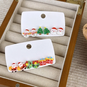 Set de 6 boucles d'oreilles de Noël avec bonhomme de neige et sapin sur carte blanche