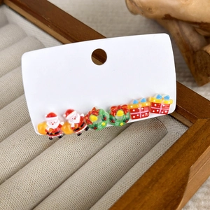 Détail de l'ensemble de boucles d'oreilles Père Noël, couronnes et boîtes cadeaux