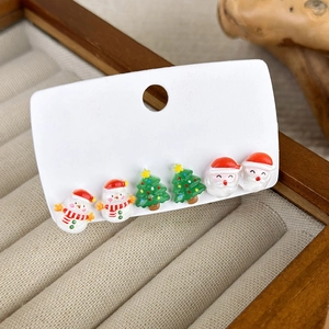 Détail d'un ensemble de 6 boucles d'oreilles de Noël avec bonhomme de neige et Père Noël