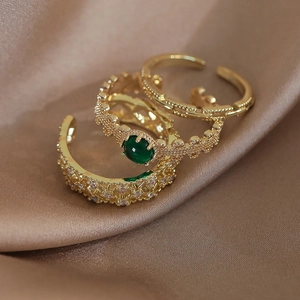 Set di tre anelli dorati con smeraldo e dettagli vintage in zircone micro-pavé
