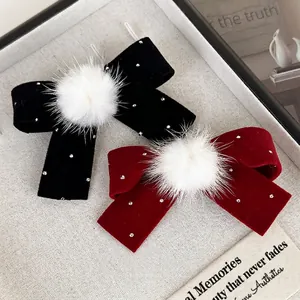 Barrettes à cheveux en velours avec pompons en fourrure et strass en rouge et noir