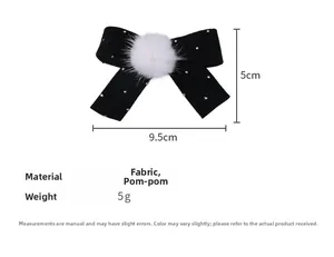 Détail de la barrette à cheveux en velours avec boule de vison blanc et strass brillants