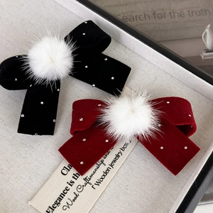 Barrettes à cheveux en velours avec pompons en fourrure et strass en noir et rouge vin