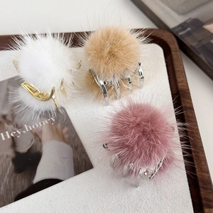 Pince à Cheveux Élégante à Boule en Peluche pour Femmes Alliage Métal Pince Requin Fausse Fourrure Pompon Épingle à Cheveux Automne Hiver Mode Accessoires