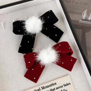 Barrettes noeuds en velours avec boules de fourrure et strass en noir et rouge vin