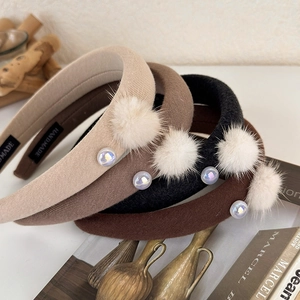 Set mit vier Vintage Winter Haarreifen mit Plüschkugeln, Perlen und handgefertigten Etiketten