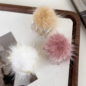 Trois pinces à cheveux en fausse fourrure kaki rose et blanc pour queue de cheval