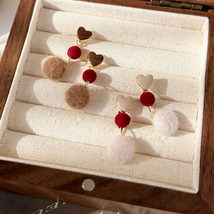 Boucles d'oreilles pendantes coeur en fausse fourrure pour femmes styles automne-hiver