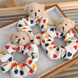 Lot de trois chouchous ours en peluche mignons avec motifs de cœurs colorés à pois