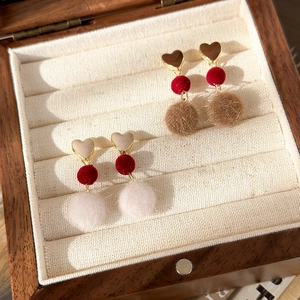 Boucles d'oreilles cœur chic avec perles de velours rouge et pompons en fausse fourrure douce