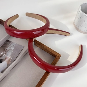 Lot de deux serre-têtes vintage en cuir rouge brillant avec doublure antidérapante