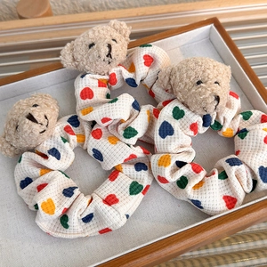 Lot de trois chouchous ours en peluche mignons avec motifs cœurs colorés sur tissu gaufré