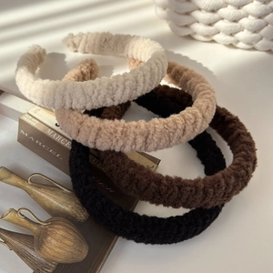 Lot de quatre serre-têtes en laine d'agneau pelucheuse en crème, beige et noir