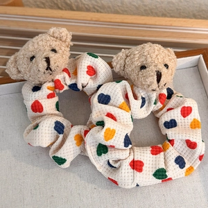 Chouchous ours en peluche avec motifs cœurs colorés et tissu à carreaux blanc doux