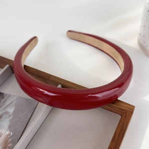 Vue détaillée du serre-tête rembourré bordeaux en cuir PU brillant avec doublure en velours