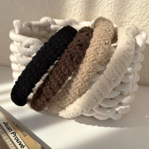 Texture détaillée de bandeaux épais en laine d'agneau pelucheuse en quatre couleurs