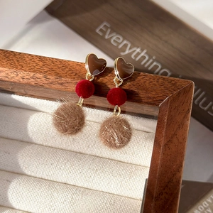 Détails de boucles d'oreilles cœur marron avec pompons en fausse fourrure rouge et café