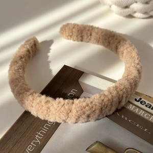 Gros plan du serre-tête en polaire pelucheuse marron automne à texture douce et épaisse