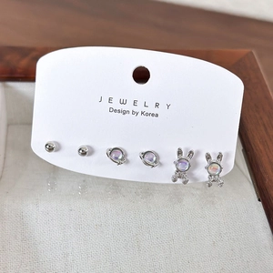 Détail de l'ensemble de 6 boucles d'oreilles lapin avec pierres de lune et argent