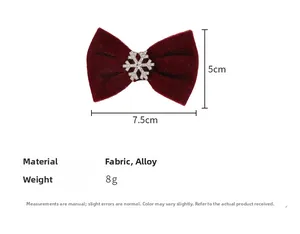 Vue détaillée du nœud en velours rouge de 7,5cm avec un flocon de neige en strass brillant