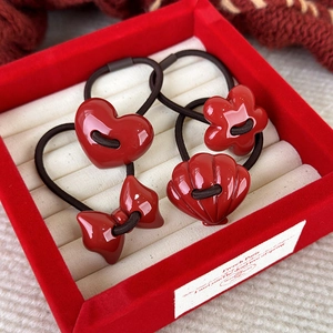 Set di quattro elastici per capelli rossi in resina con forme di cuore, fiore e fiocco