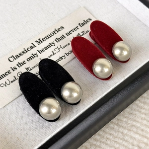 Retro velvet hair clips with pearl detail in black and wine red elegant fashion style