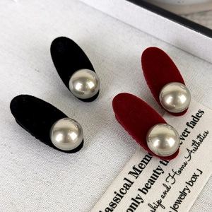 Retro velvet oval hair clip set in black and dark red with metallic pearl detail