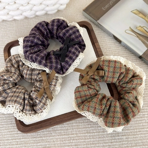 Lot de 3 chouchous à carreaux rétro avec bordure en dentelle blanche et petits nœuds