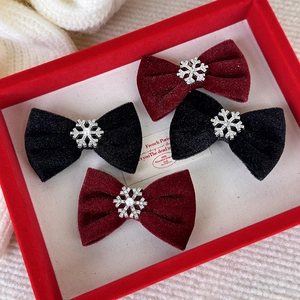 Détail de barrettes nœuds en velours avec flocon de neige en strass et perle