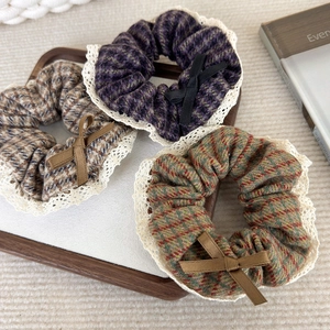 Lot de trois chouchous en tweed à carreaux avec bordure en dentelle et petits nœuds