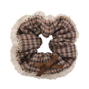 Chouchou rétro motif pied-de-poule avec bordure en dentelle et nœud en ruban marron