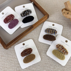 Détail de l'ensemble de barrettes ovales en tweed et velours aux couleurs d'automne
