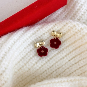 Sweet red flocked flower bow stud earrings in gold and red for a winter festive look