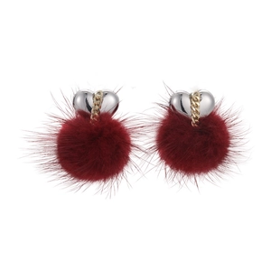 Orecchini a cuore con catena d'oro e grandi pompon in pelliccia di visone bordeaux