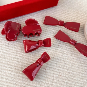 Set de accesorios rojos para el cabello con pinza de corazón y letras doradas