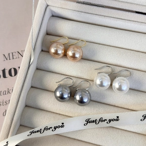 Tres pares de pendientes de perlas elegantes en champán blanco y gris para diario