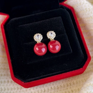 Orecchini vintage a perno con perle rosse e zirconi scintillanti in una scatola regalo