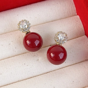 Eleganti orecchini vintage con perle rosse e scintillanti pietre di zircone cubico