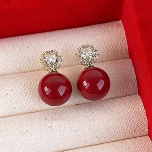 Orecchini a Bottone con Künstliche Perle Rosse Sintetiche e Zirconi per Donna Design Vintage Francese Elegante in Rame Placcato Oro