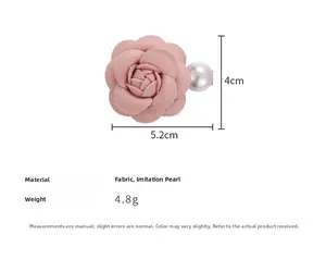 Vista dettagliata della clip per capelli camelia in tessuto con perla e dimensioni