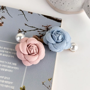 Eleganti fermagli per capelli camelia con perle in tessuto rosa e blu su base rivista